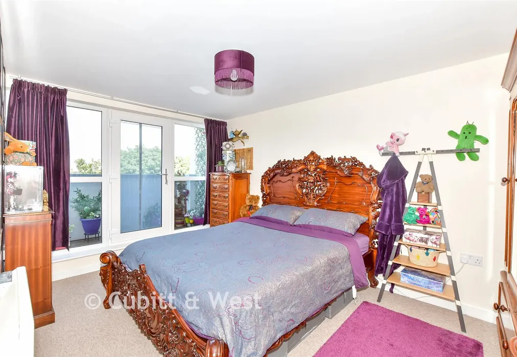 Bedroom 1 - Queen Street, Portsmouth, Hampshire - Wards of Kent