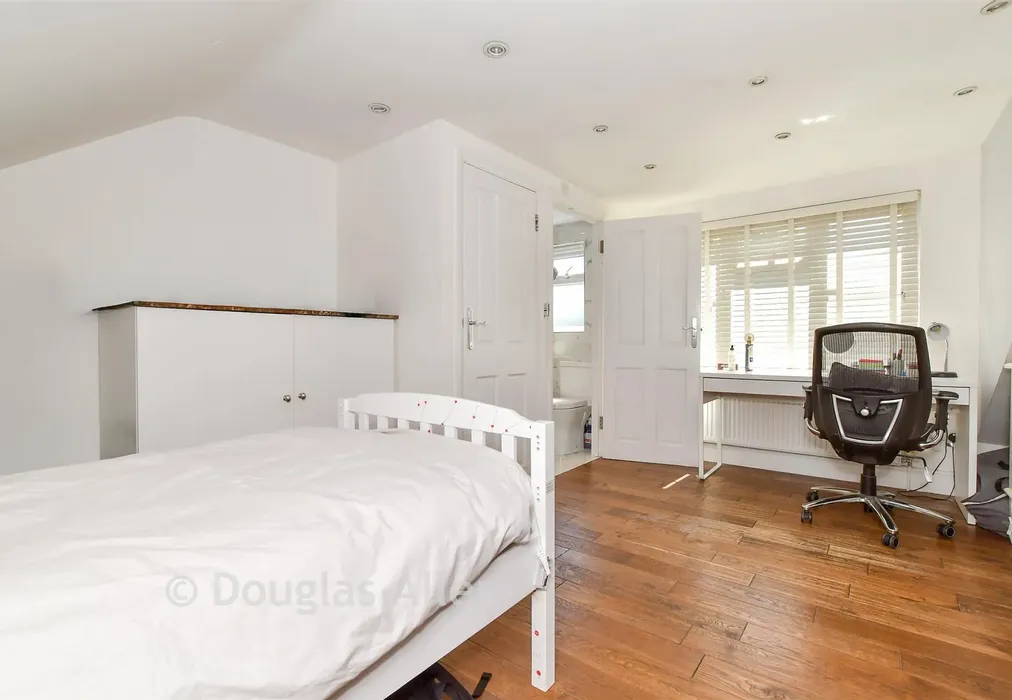 Bedroom 1 - Main Road, Gidea Park, Essex - Wards of Kent