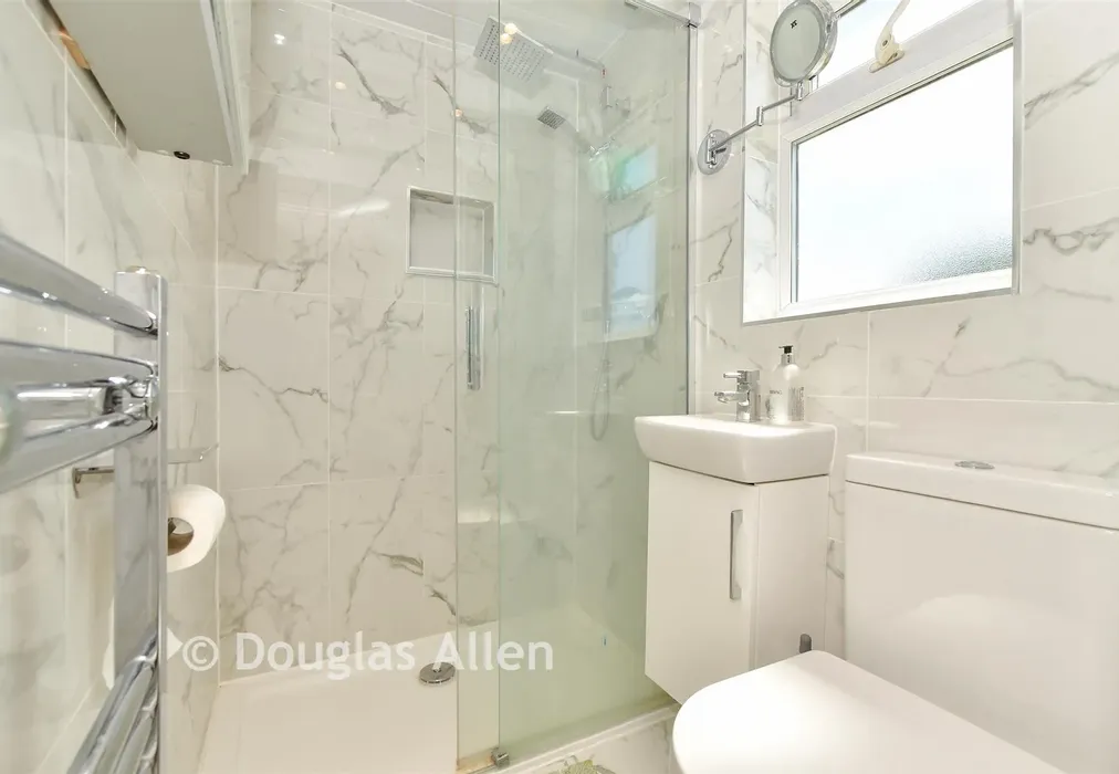 En-Suite - Main Road, Gidea Park, Essex - Wards of Kent