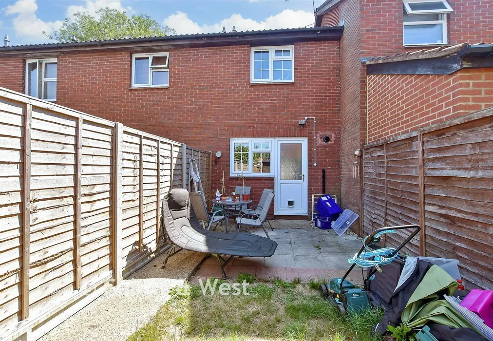 Rear Garden - Millais Close, Crawley, West Sussex - Wards of Kent