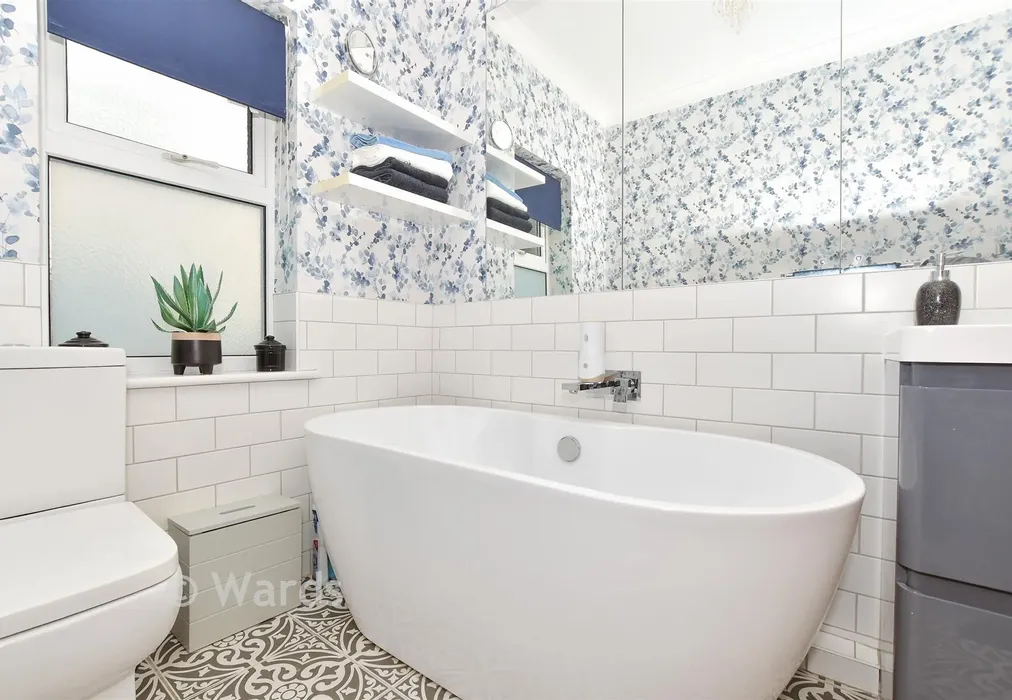 Bathroom - Western Avenue, Ashford, Kent - Wards of Kent