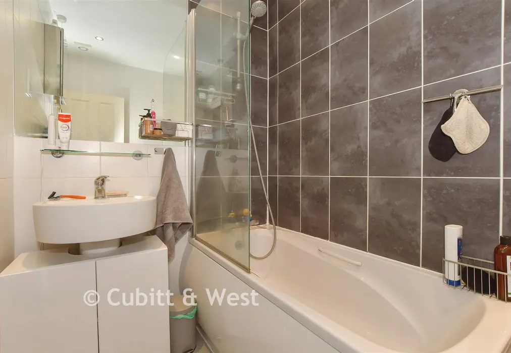 Bathroom - Ifield Road, West Green, Crawley, West Sussex - Wards of Kent