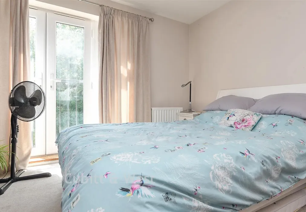 Bedroom 1 - Renfields, Haywards Heath, West Sussex - Wards of Kent