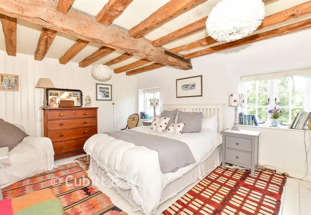 Bedroom 1 - Mount Pleasant, Arundel, West Sussex - Wards of Kent