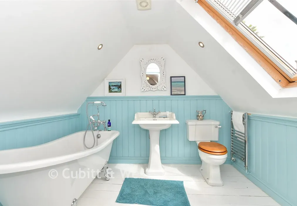 Bathroom - Mount Pleasant, Arundel, West Sussex - Wards of Kent