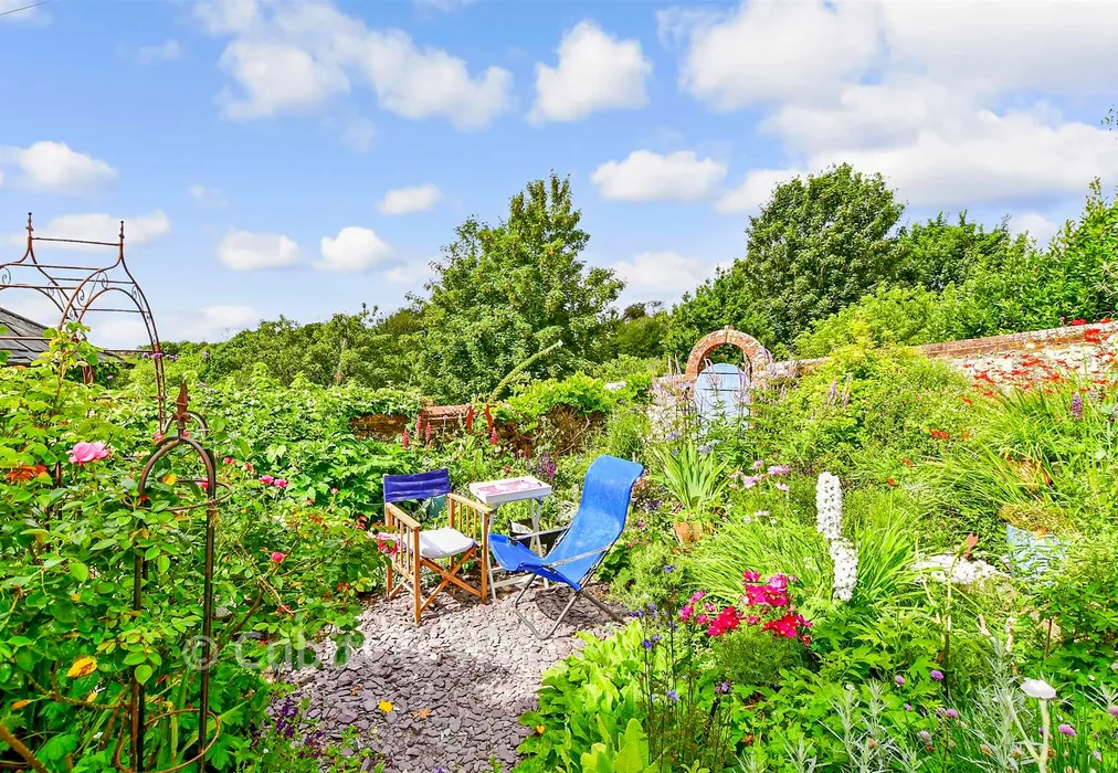 Front Garden - Mount Pleasant, Arundel, West Sussex - Wards of Kent