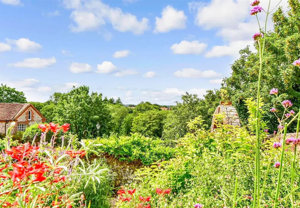 External Lifestyle Photograph - Mount Pleasant, Arundel, West Sussex - Wards of Kent