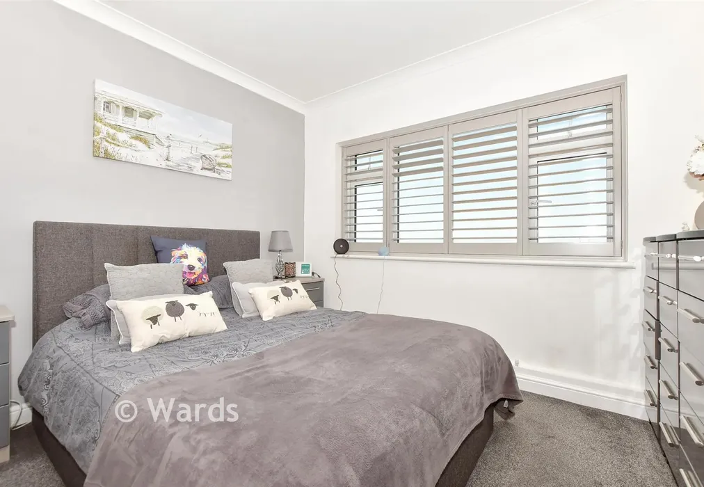 Bedroom 1 - The Parade, Greatstone, New Romney, Kent - Wards of Kent