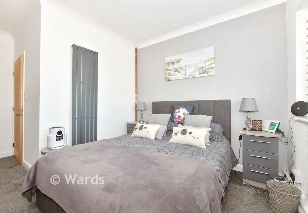 Bedroom 1 - The Parade, Greatstone, New Romney, Kent - Wards of Kent