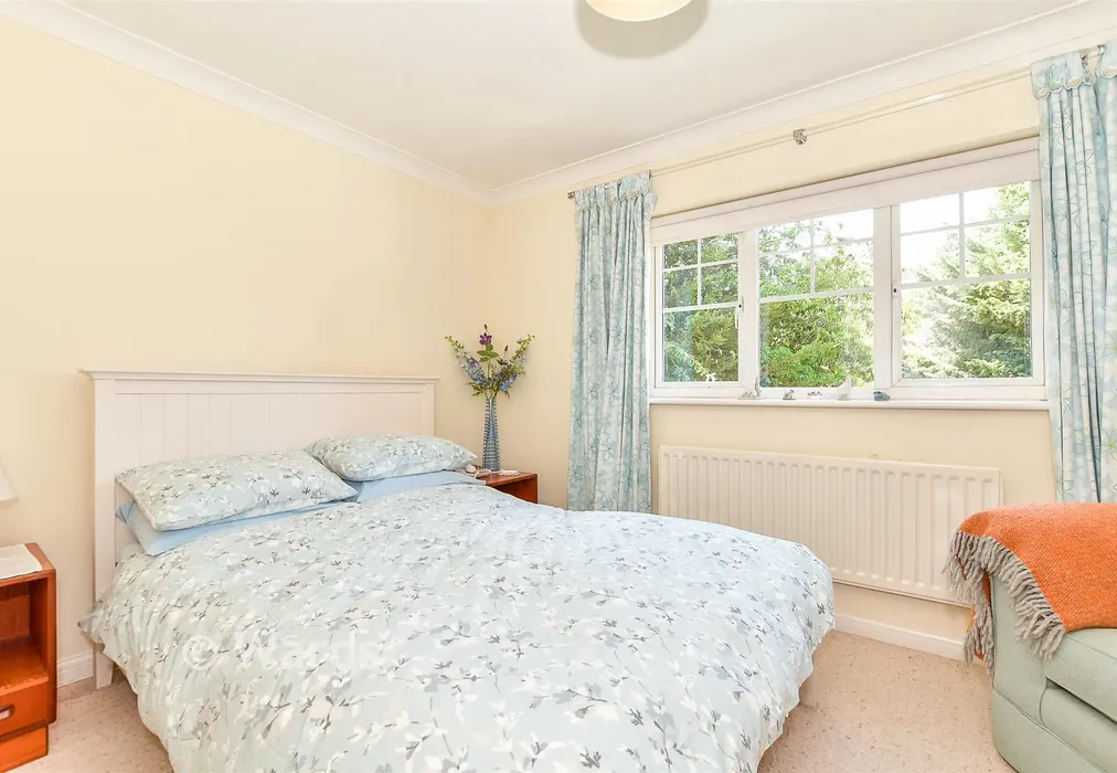 Bedroom 1 - Cowdreys, Tonbridge, Kent - Wards of Kent