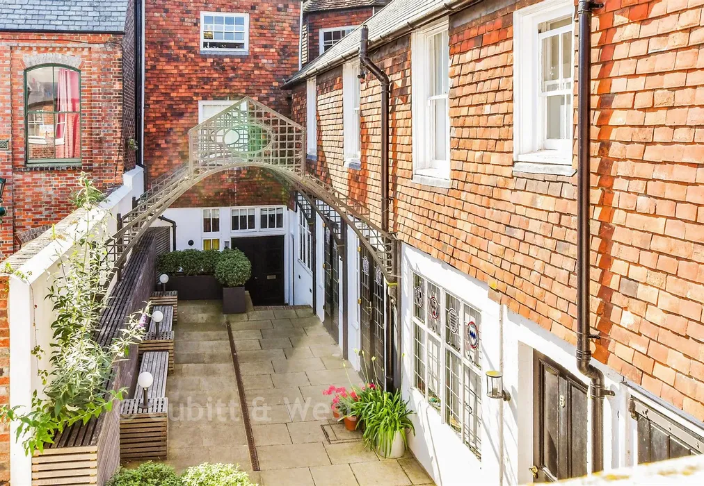 Communal Gardens - Market Lane, Lewes, East Sussex - Wards of Kent