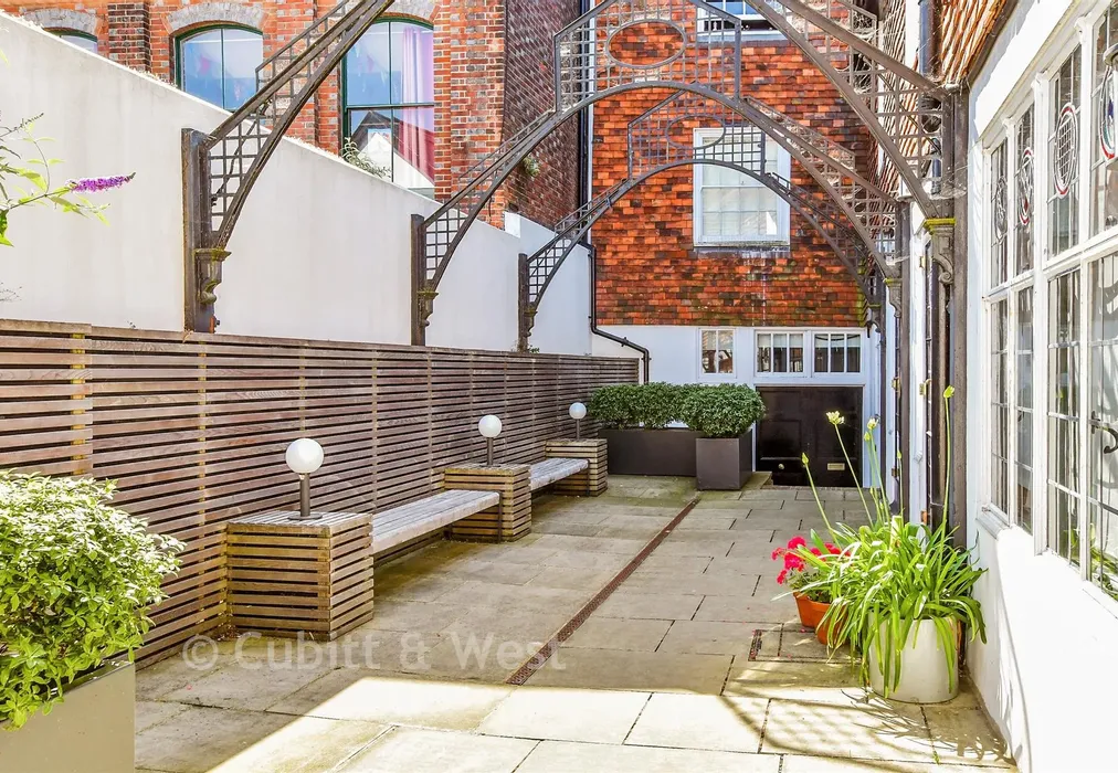Communal Gardens - Market Lane, Lewes, East Sussex - Wards of Kent