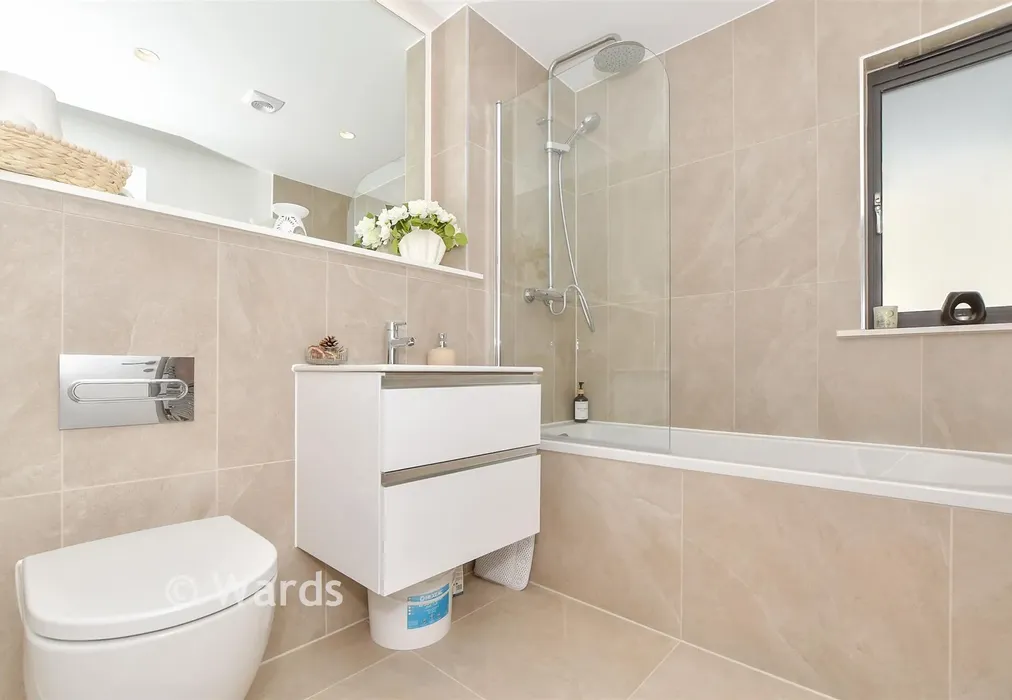 Bathroom - Sandpiper Close, Appledore, Kent - Wards of Kent