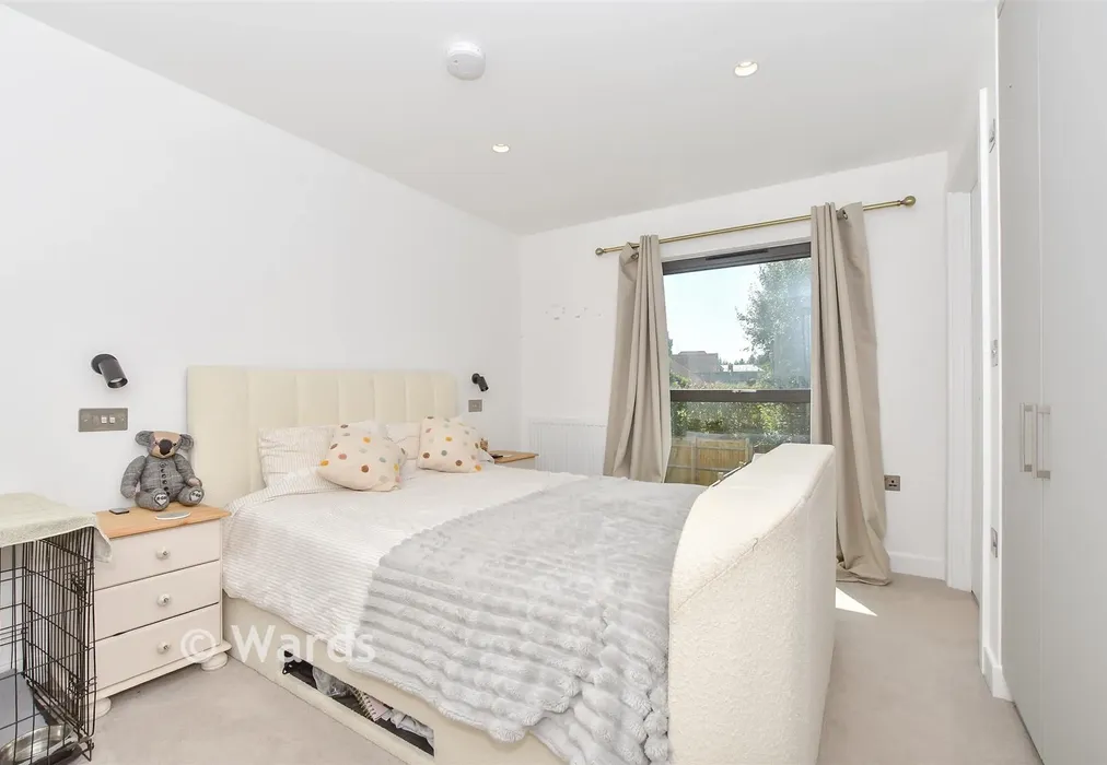 Bedroom 1 - Sandpiper Close, Appledore, Kent - Wards of Kent