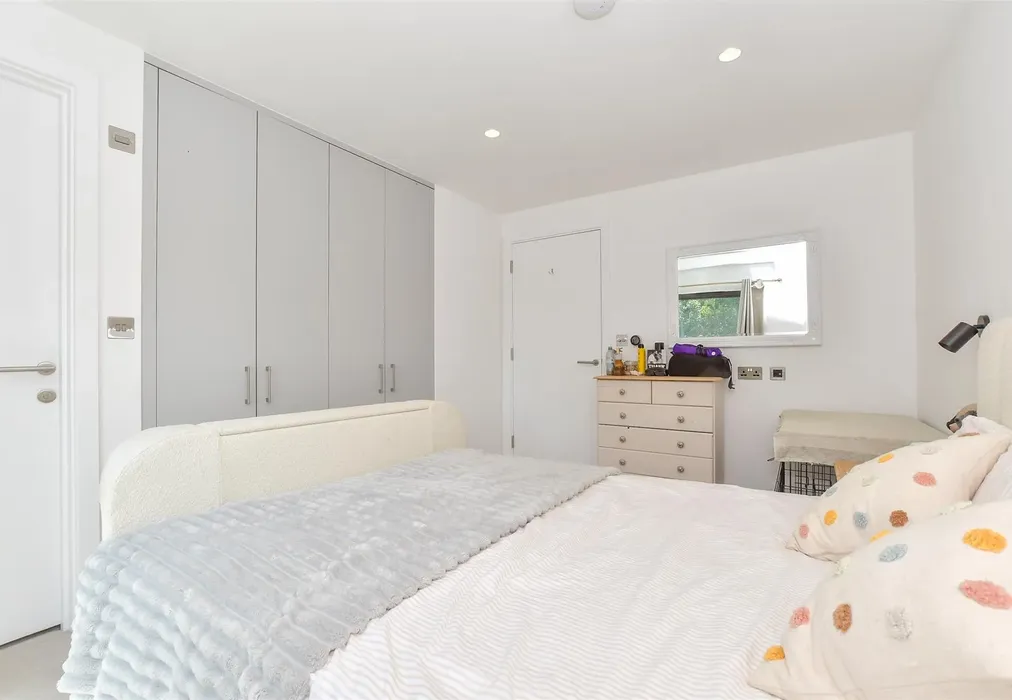 Bedroom 1 - Sandpiper Close, Appledore, Kent - Wards of Kent