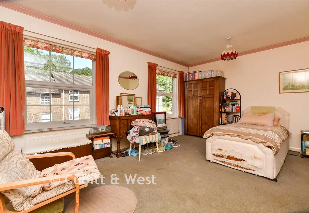Bedroom 1 - Ardshiel Drive, Redhill, Surrey - Wards of Kent