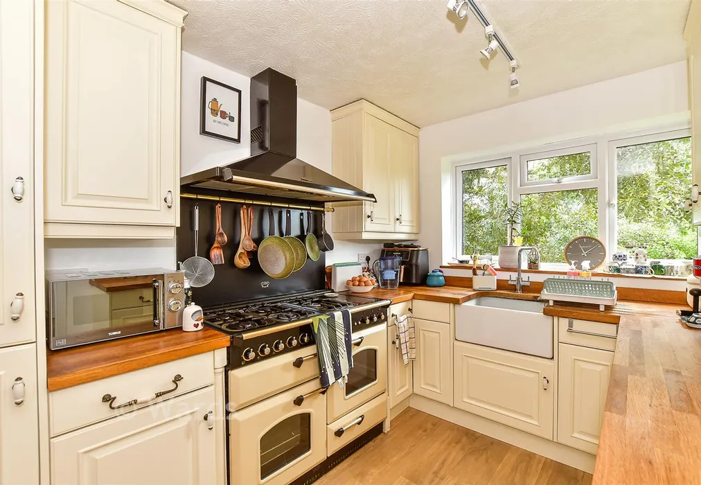 Kitchen - Siskin Gardens, Paddock Wood, Tonbridge, Kent - Wards of Kent