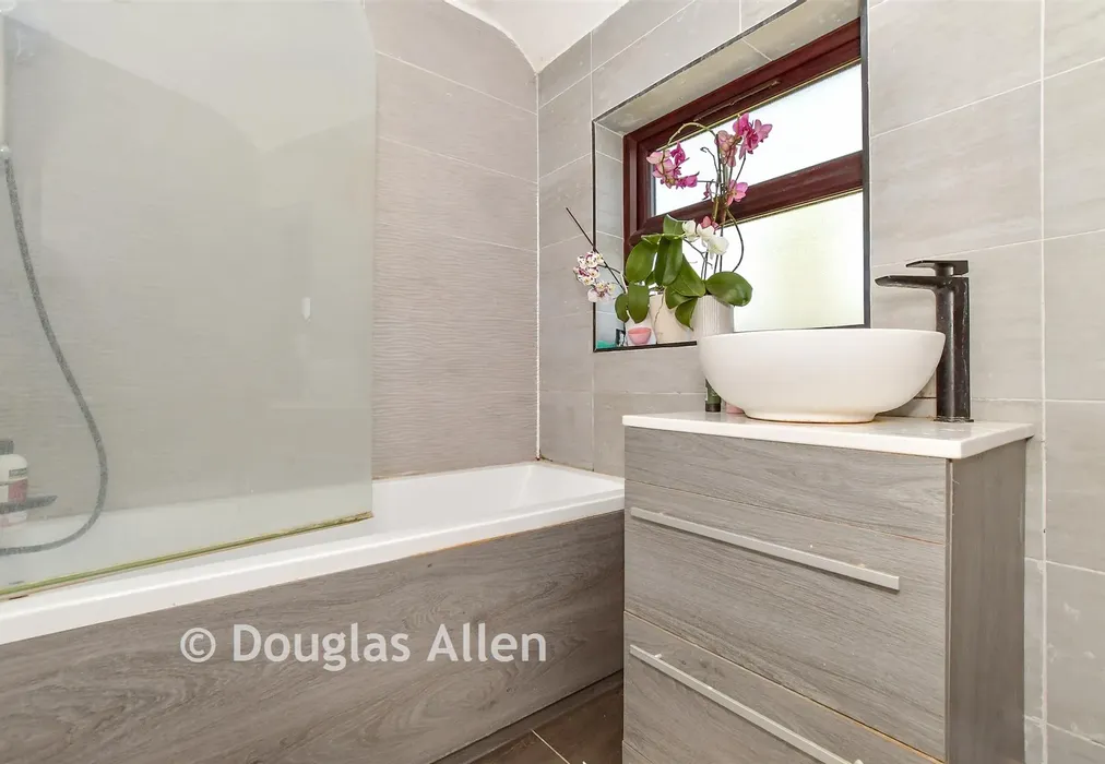 Bathroom - St. Andrew's Avenue, Hornchurch, Essex - Wards of Kent