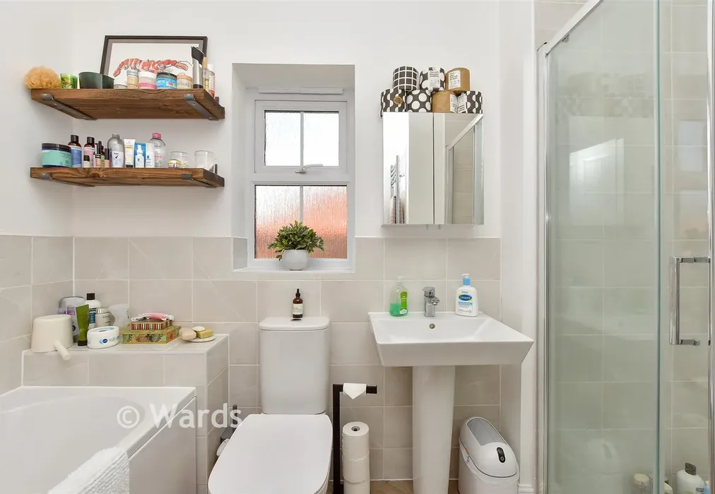Bathroom - Russett Lane, Faversham, Kent - Wards of Kent