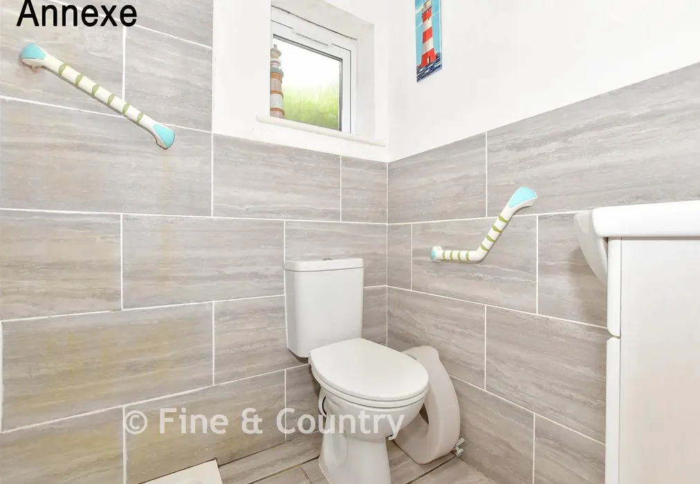 Annexe En-Suite Shower Room - Capel-Le-Ferne, Folkestone, Kent - Wards of Kent