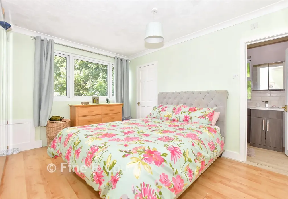 Main Bedroom - Capel-Le-Ferne, Folkestone, Kent - Wards of Kent