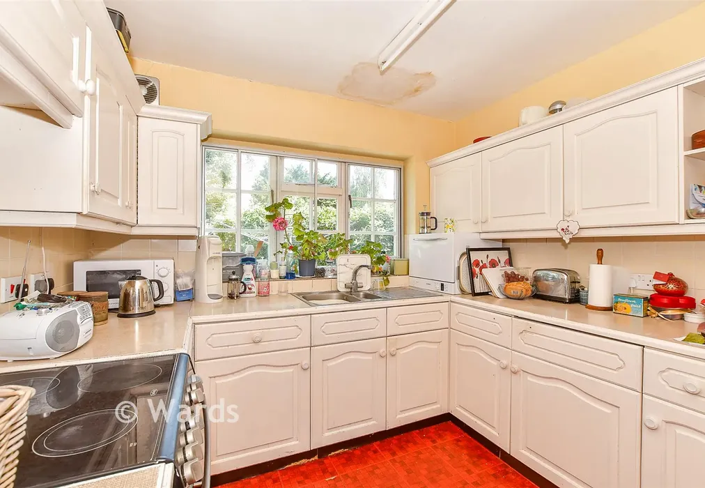 Kitchen - Southgate Road, Tenterden, Kent - Wards of Kent