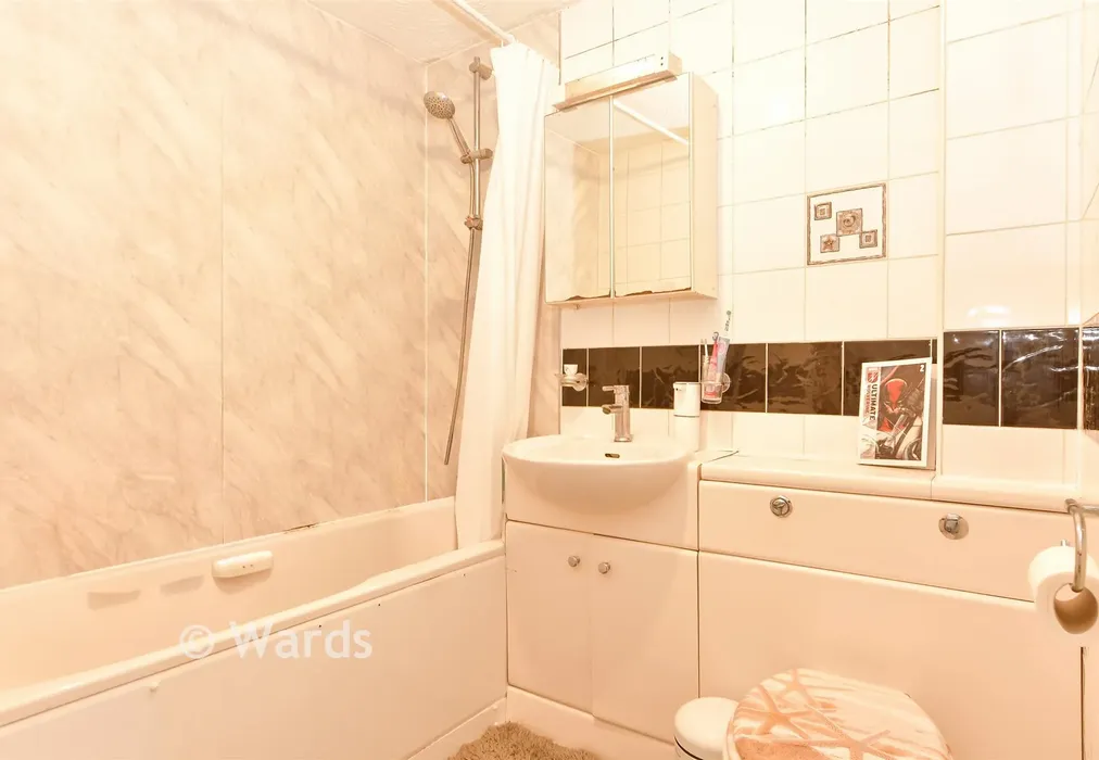 Bathroom - Chalice Way, Greenhithe, Kent - Wards of Kent