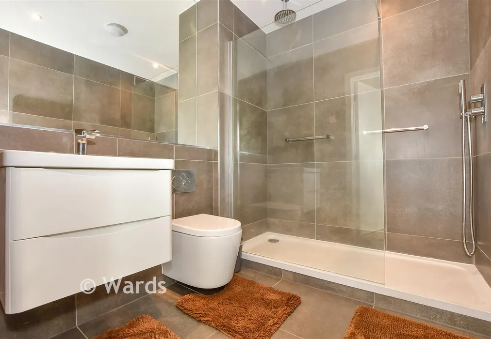 Bathroom - Mill Hall, Aylesford, Kent - Wards of Kent