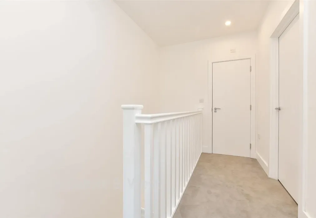 Landing - Croydon Road, Caterham, Surrey - Wards of Kent