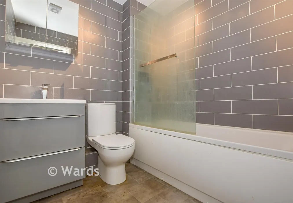 Bathroom - Bodiam Court, Maidstone, Kent - Wards of Kent