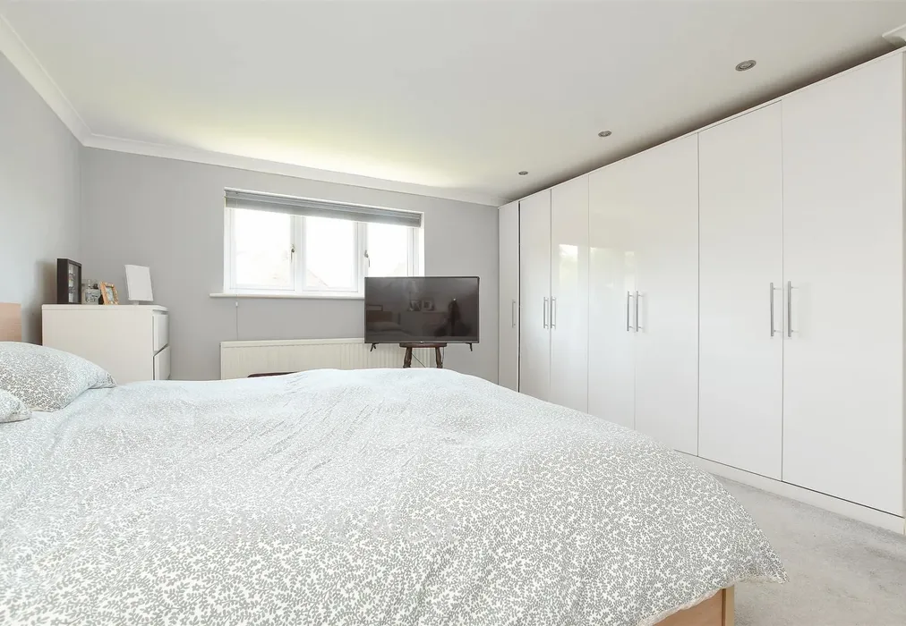 Bedroom 1 - Tithe Orchard, Felbridge, West Sussex - Wards of Kent