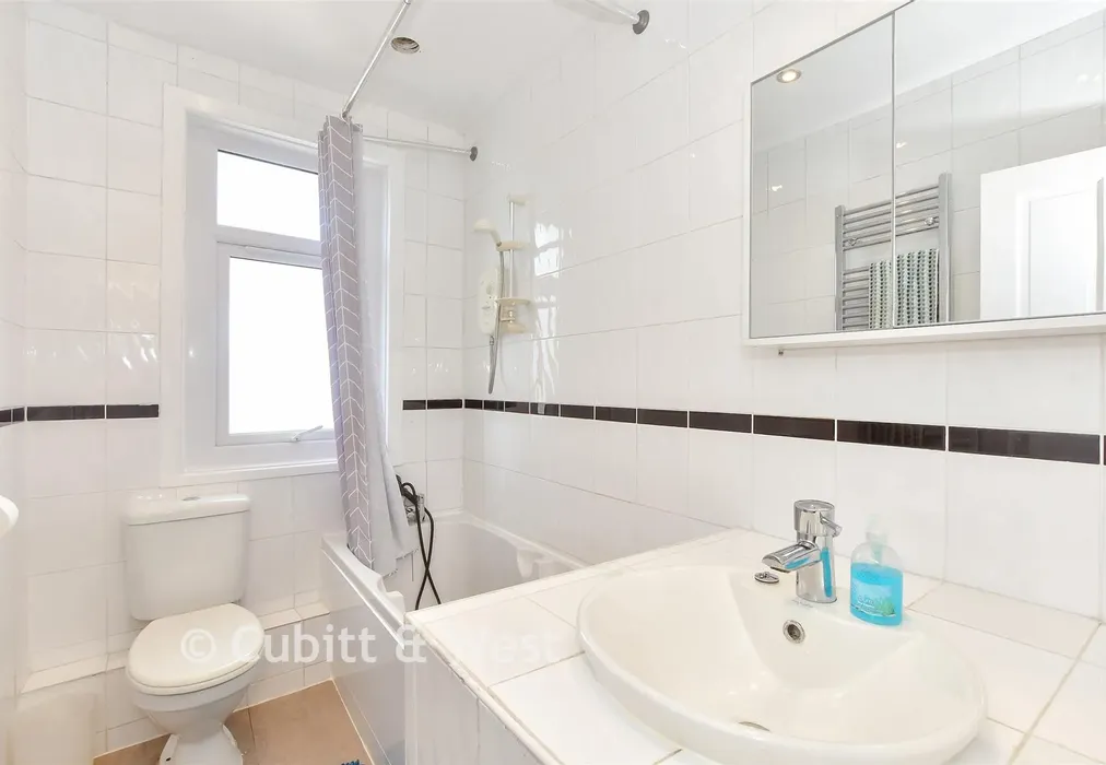 Bathroom - Kensington Road, Portsmouth, Hampshire - Wards of Kent