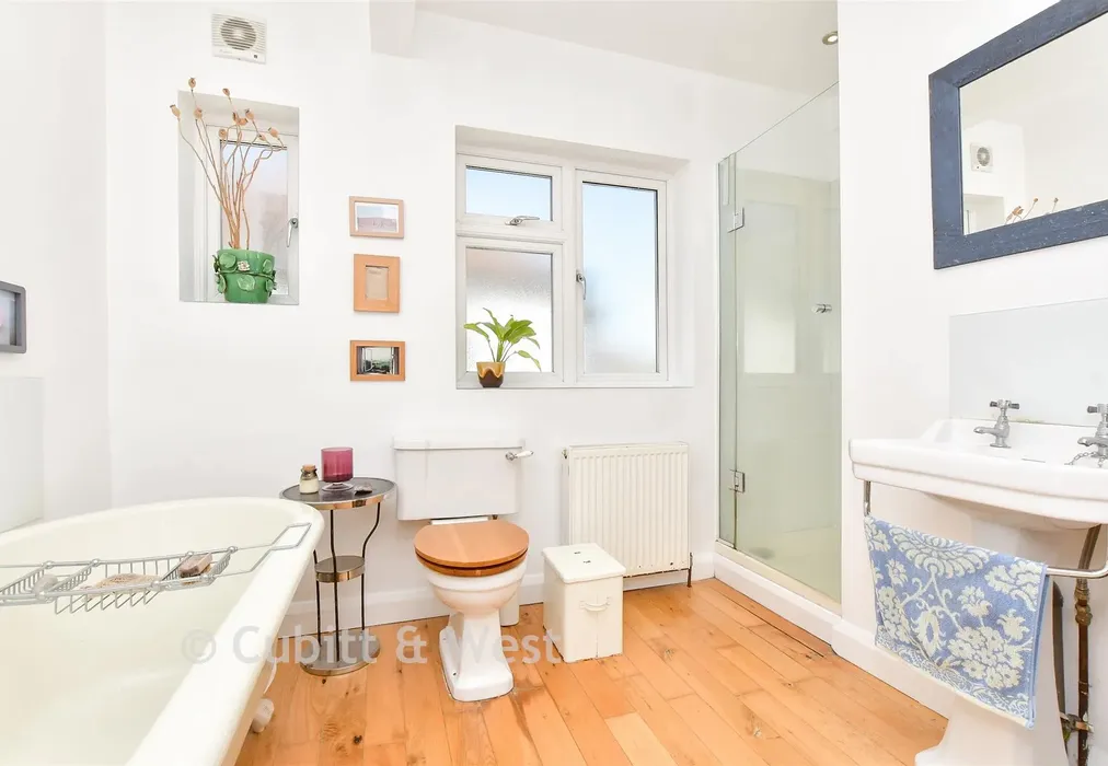Bathroom - Popes Grove, Croydon, Surrey - Wards of Kent