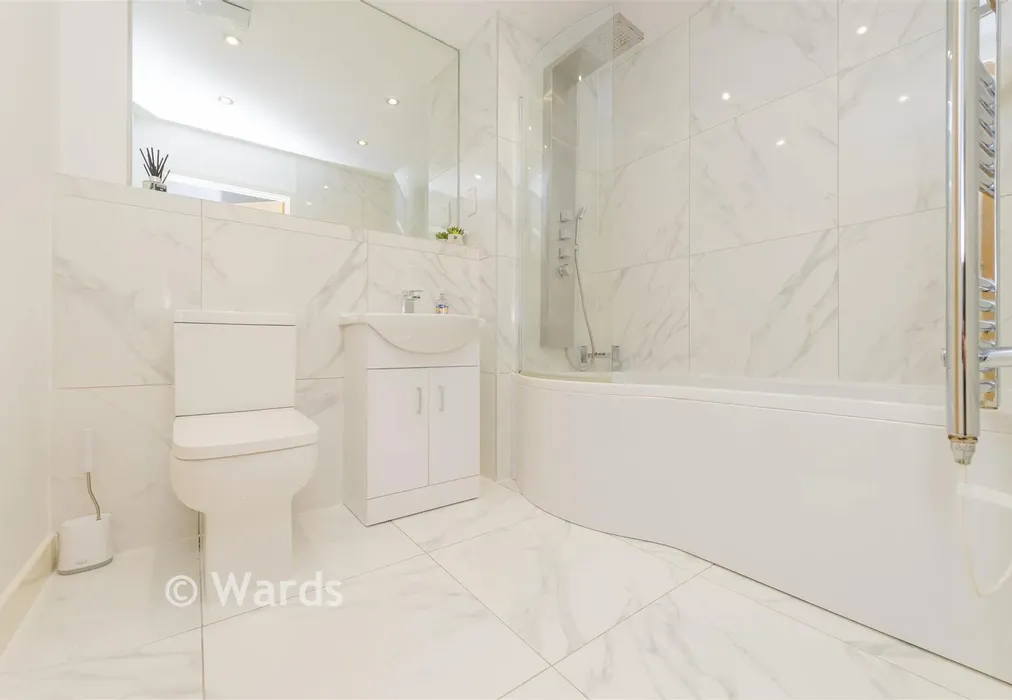 Bathroom - Carmichael Avenue, Greenhithe, Kent - Wards of Kent