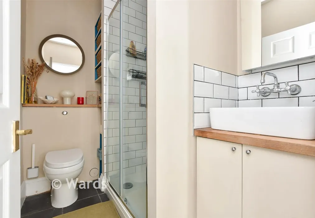 Shower Room - Royal Crescent, Margate, Kent - Wards of Kent