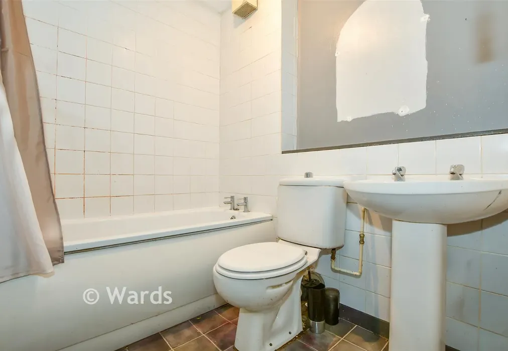 Bathroom - Church Street, Tovil, Kent - Wards of Kent