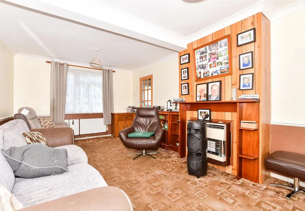 Lounge - Horseshoes Lane, Langley, Maidstone, Kent - Wards of Kent