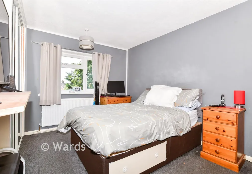 Bedroom 1 - Horseshoes Lane, Langley, Maidstone, Kent - Wards of Kent