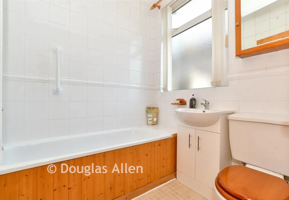 Bathroom - The Avenue, Hornchurch, Essex - Wards of Kent