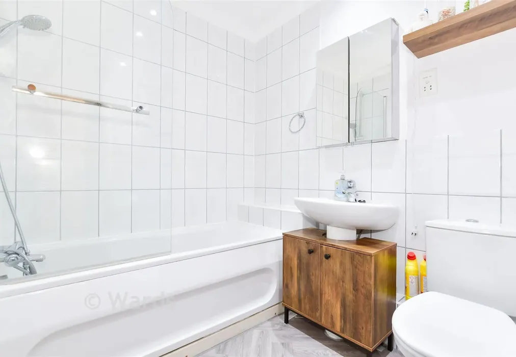 En-Suite Bathroom - The Lakes, Larkfield, Kent - Wards of Kent