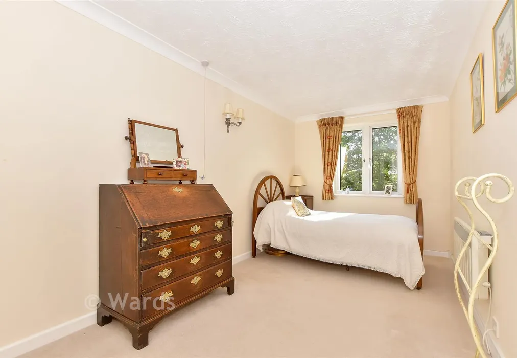 Bedroom 1 - Woodbury Lane, Tenterden, Kent - Wards of Kent