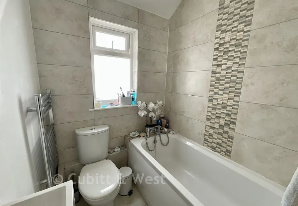 Bathroom - Whitelea Road, Wick, West Sussex - Wards of Kent
