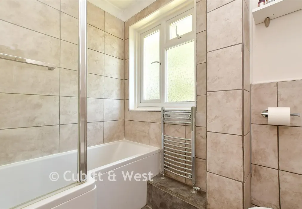 Bathroom - Rushlake Road, Brighton, East Sussex - Wards of Kent