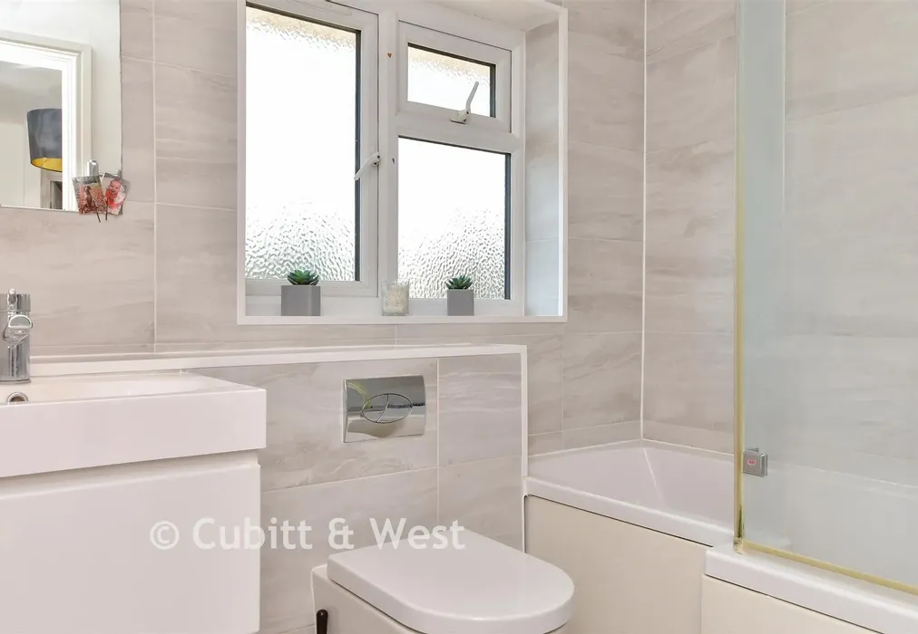 Bathroom - Ringmer Road, Worthing, West Sussex - Wards of Kent