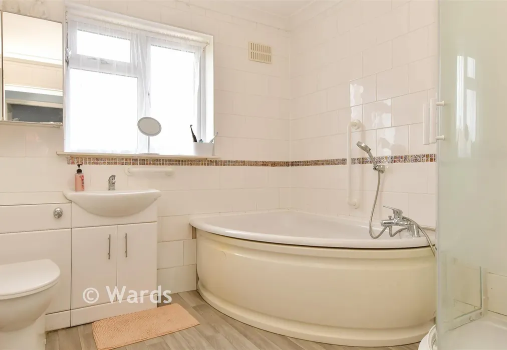 Bathroom - Cedar Road, Strood, Rochester, Kent - Wards of Kent