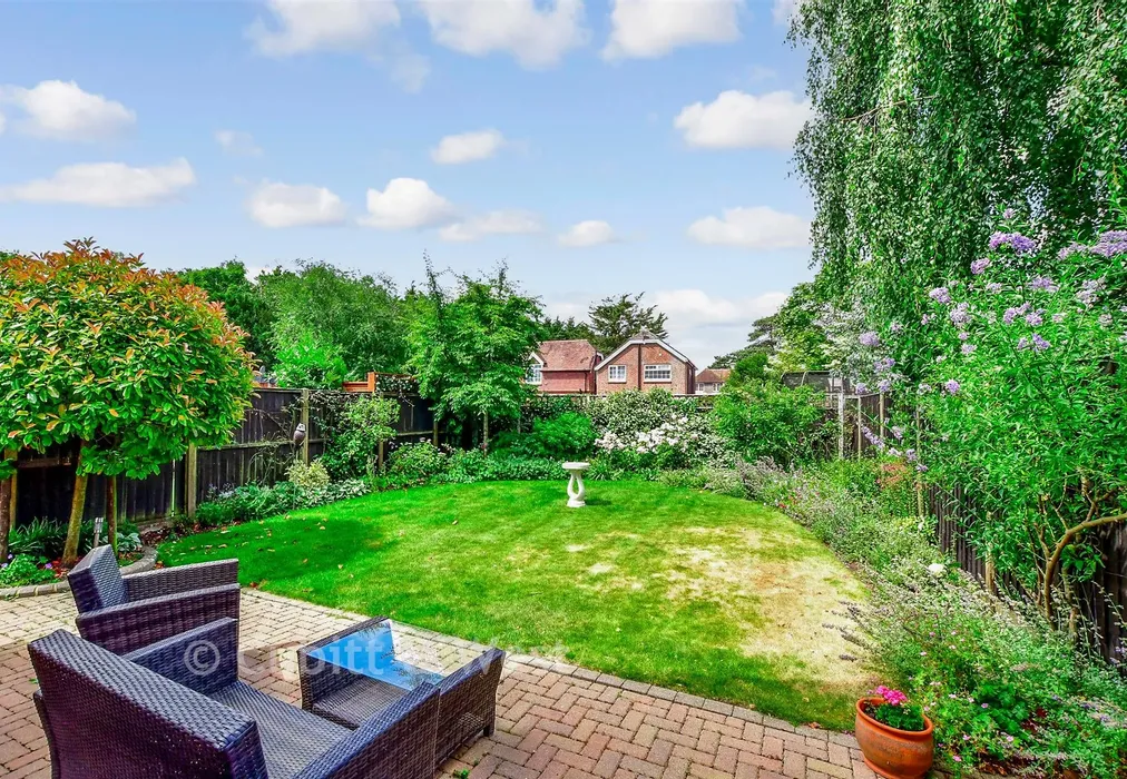 Rear Garden - Northlands Park, Emsworth, Hampshire - Wards of Kent