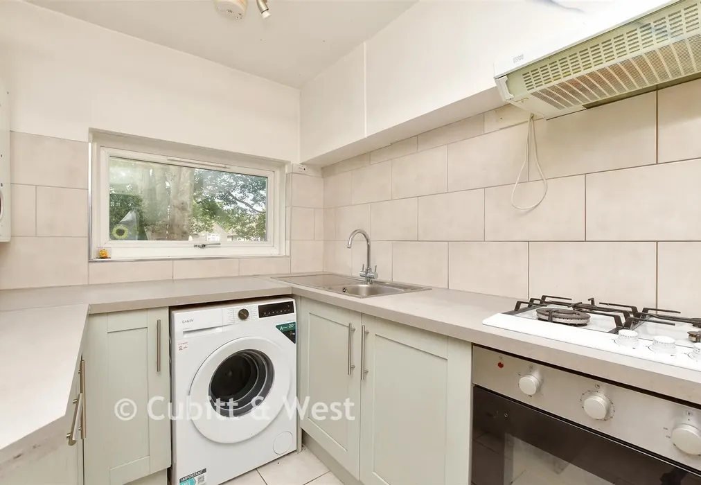 Kitchen - Blackbush Close, Sutton, Surrey - Wards of Kent