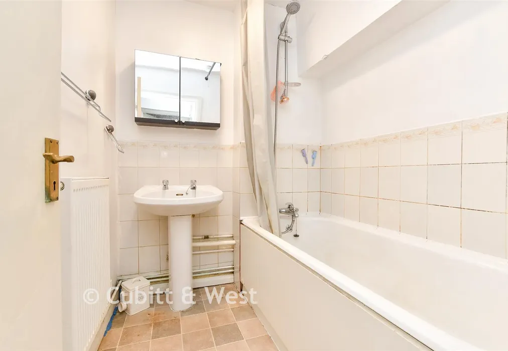 Bathroom - Blackbush Close, Sutton, Surrey - Wards of Kent