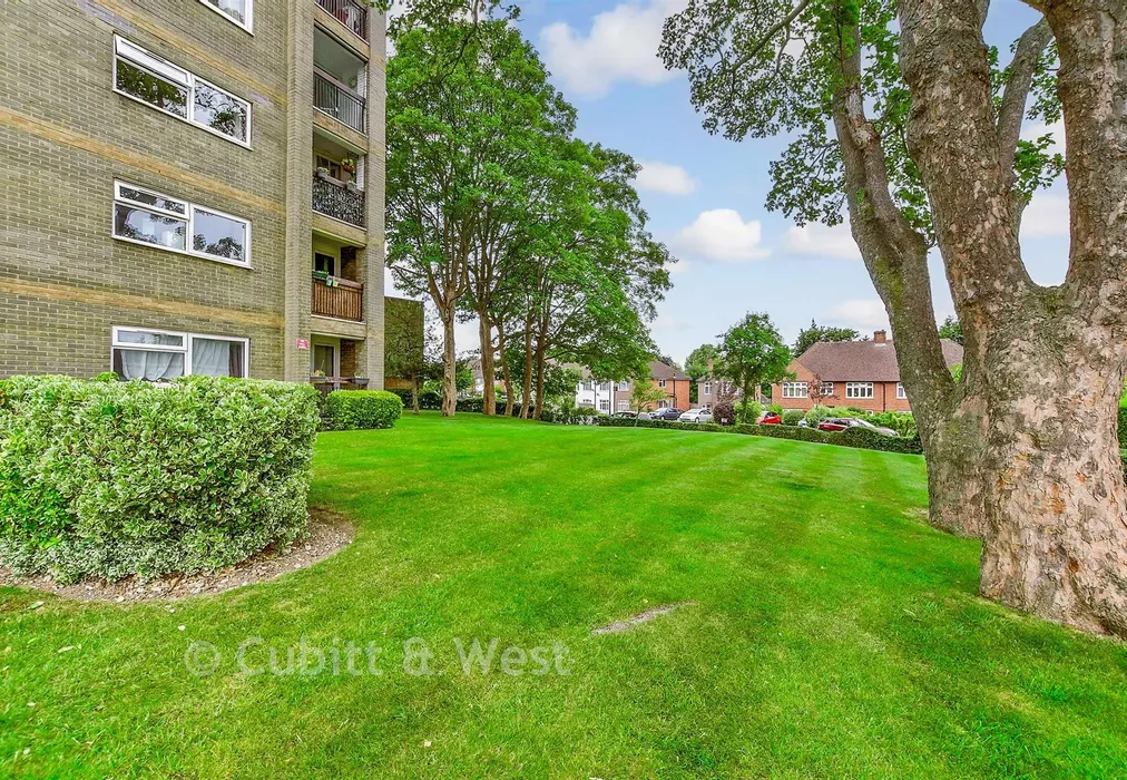 Communal Gardens - Blackbush Close, Sutton, Surrey - Wards of Kent