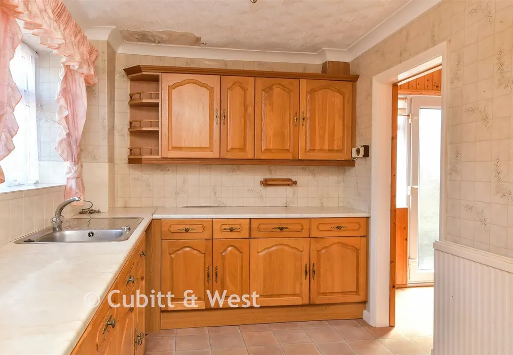 Kitchen - Sandhurst Avenue, Woodingdean, East Sussex - Wards of Kent